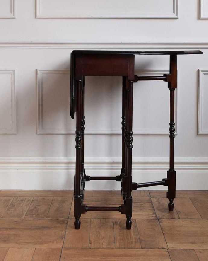 アンティークのテーブル アンティーク家具 華奢な脚と天板も美しい、優雅なアンティークゲートレッグテーブル。片方開くと・・・・片方のリーフを開くとこんな感じ。(q-1650-f)