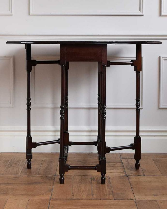 アンティークのテーブル アンティーク家具 華奢な脚と天板も美しい、優雅なアンティークゲートレッグテーブル。両方開けば大きなサイズゲートレッグテーブルはゲートが開くように作られた脚のデザインも印象的。(q-1650-f)