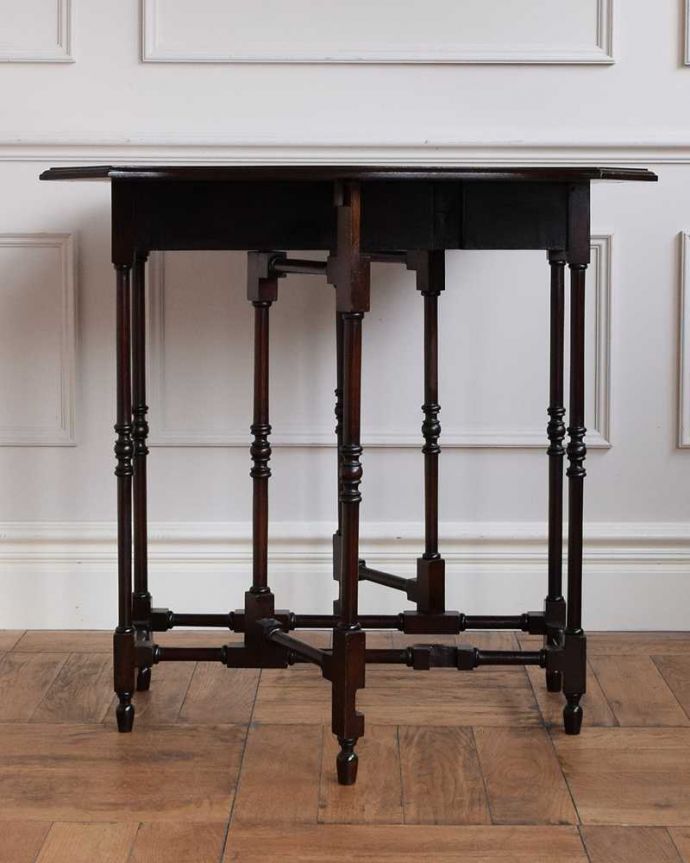 アンティークのテーブル アンティーク家具 華奢な脚と天板も美しい、優雅なアンティークゲートレッグテーブル。クルッと回転。(q-1650-f)