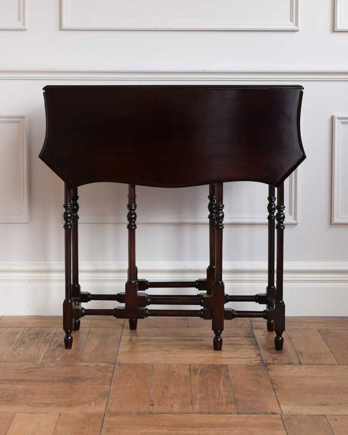 アンティークのテーブル アンティーク家具 華奢な脚と天板も美しい、優雅なアンティークゲートレッグテーブル。クルッと回転。(q-1650-f)