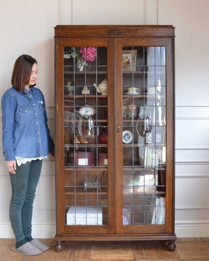 アンティークのキャビネット　アンティーク家具　英国輸入のアンティーク家具、美しいステンドグラス扉のたっぷり収納できるブックケース 。ステンドグラスの扉が美しいキャビネット扉がステンドグラスになっているから、キャビネットとステンドグラスの両方を一気に手に入れることが出来ちゃうんです。(q-1651-f)