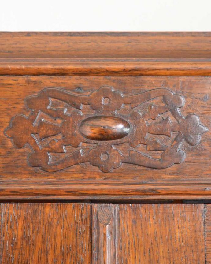 アンティークのキャビネット　アンティーク家具　英国輸入のアンティーク家具、美しいステンドグラス扉のたっぷり収納できるブックケース 。いろんな場所にこだわり彫のデザインもいろいろです。(q-1651-f)