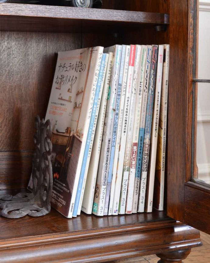 アンティークのキャビネット　アンティーク家具　英国輸入のアンティーク家具、美しいステンドグラス扉のたっぷり収納できるブックケース 。しっかり収納できますA4サイズの雑誌までしっかり収納出来ちゃう優れもの。(q-1651-f)