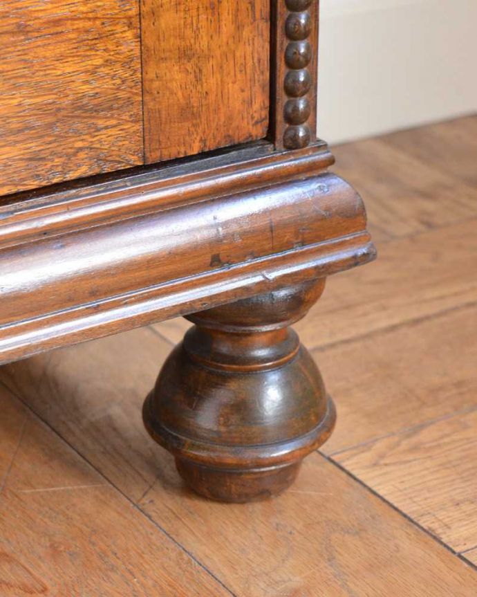 アンティークのキャビネット　アンティーク家具　英国輸入のアンティーク家具、美しいステンドグラス扉のたっぷり収納できるブックケース 。女性1人でラクラク運べちゃう仕掛けHandleのアンティークは、脚の裏にフェルトキーパーをお付けしています。(q-1651-f)