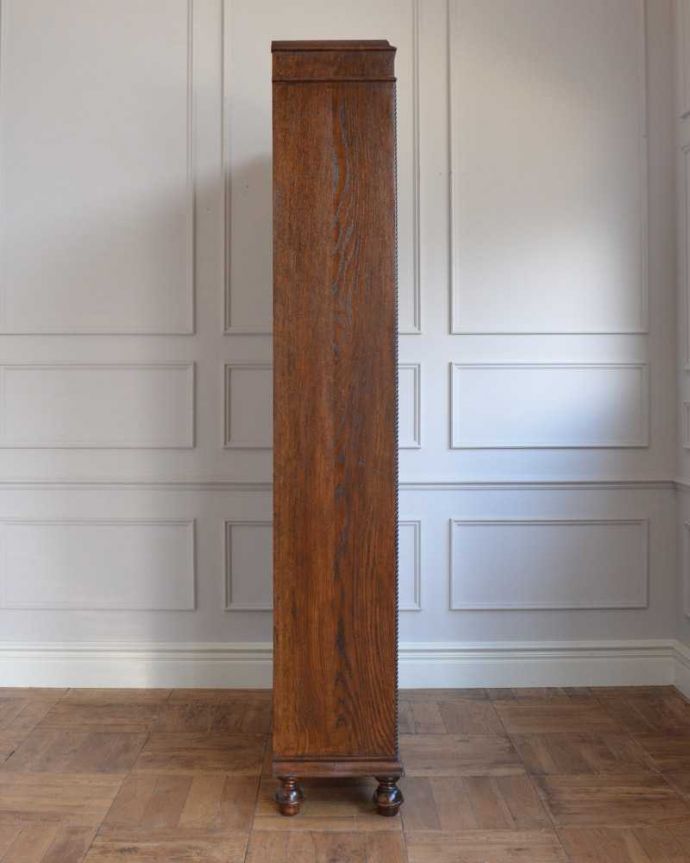 アンティークのキャビネット　アンティーク家具　英国輸入のアンティーク家具、美しいステンドグラス扉のたっぷり収納できるブックケース 。横から見てもステキ横顔だって英国アンティークらしくカッコイイんです。(q-1651-f)