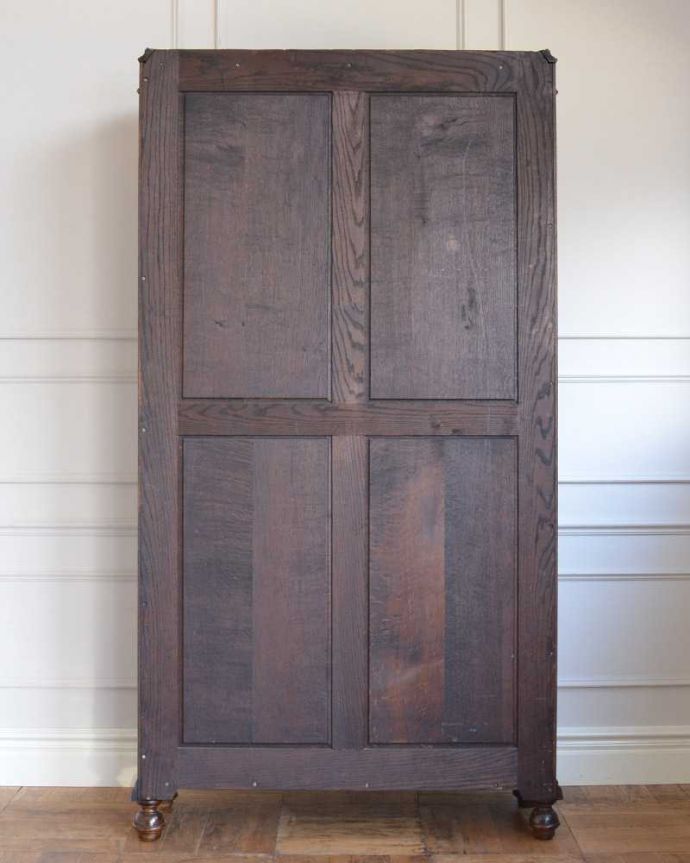 アンティークのキャビネット　アンティーク家具　英国輸入のアンティーク家具、美しいステンドグラス扉のたっぷり収納できるブックケース 。後姿もキレイですアンティークは新品ではないので、もちろん経年変化によるキズはありますが、専門の職人が修復したので後ろ姿までキレイです。(q-1651-f)