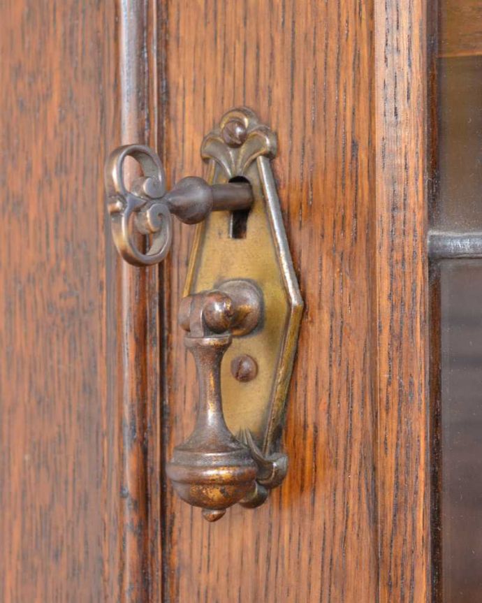 アンティークのキャビネット　アンティーク家具　英国輸入のアンティーク家具、美しいステンドグラス扉のたっぷり収納できるブックケース 。開ける度にワクワク･･･取っ手もアンティークらしいデザイン。(q-1651-f)