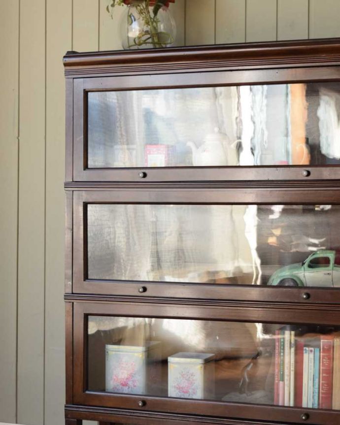 アンティークのキャビネット　アンティーク家具　小さくて置きやすいスタッキングブックケース、英国輸入のアンティークキャビネット 。ガラス越しに中をのぞいてみると･･･こんなにおしゃれな家具が事務機器だったなんて考えられないくらい。(q-1652-f)