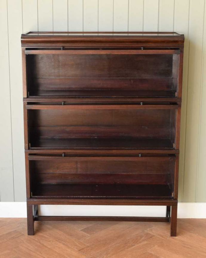 アンティークのキャビネット　アンティーク家具　小さくて置きやすいスタッキングブックケース、英国輸入のアンティークキャビネット 。便利に使えるフラップ式の扉開けたままにしておいてもジャマにならないフラップ式の扉。(q-1652-f)