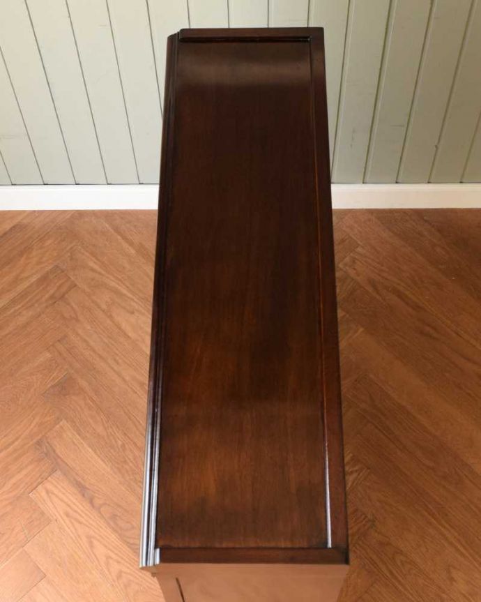 アンティークのキャビネット　アンティーク家具　小さくて置きやすいスタッキングブックケース、英国輸入のアンティークキャビネット 。上から形を見てみると･･･天板はこんな形です。(q-1652-f)