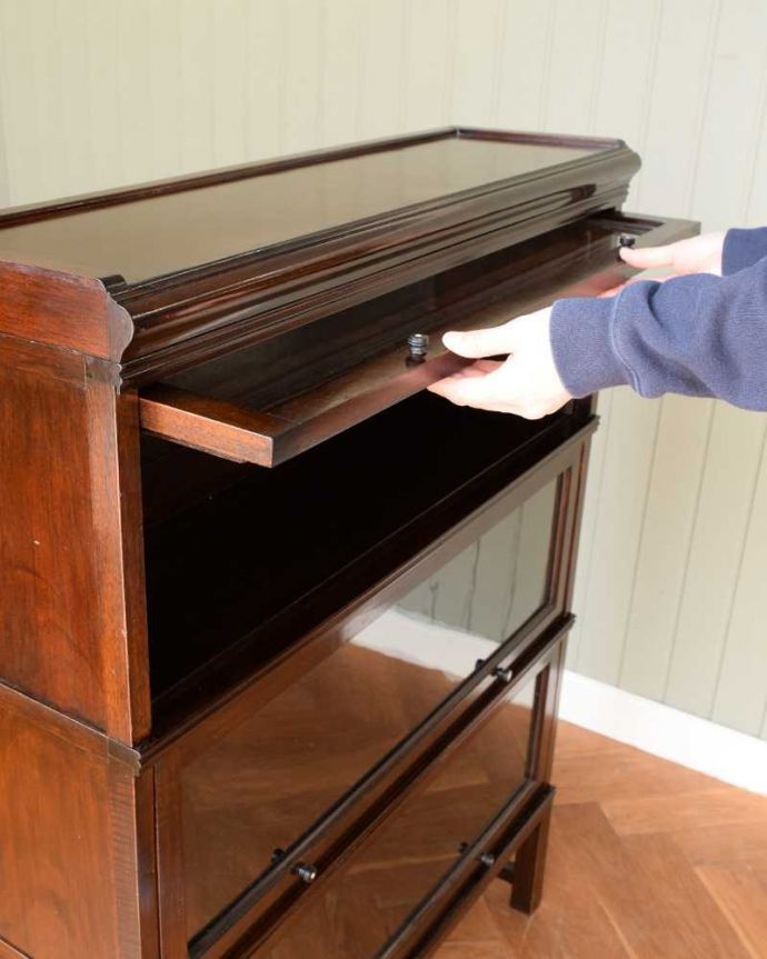 アンティークのキャビネット　アンティーク家具　小さくて置きやすいスタッキングブックケース、英国輸入のアンティークキャビネット 。ちょっとオシャレな扉フラップ式の扉なので、上に持ち上げてスライドさせれば中に収納出来ます。(q-1652-f)