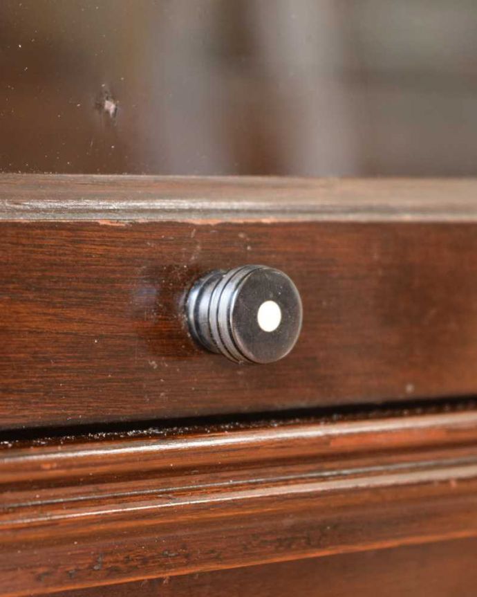 アンティークのキャビネット　アンティーク家具　小さくて置きやすいスタッキングブックケース、英国輸入のアンティークキャビネット 。開ける度にワクワク･･･取っ手もアンティーク家具らしいデザインです。(q-1652-f)