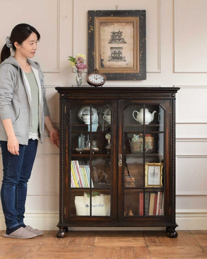 アンティークのキャビネット アンティーク家具 アンティーク英国家具、ガラス扉のかっこいい落ち着いた色のブックケース(本棚) 。お気に入りの本や雑貨や本を並べてみましょう。(q-1653-f)