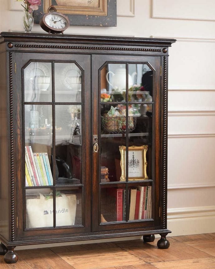 アンティークのキャビネット アンティーク家具 アンティーク英国家具、ガラス扉のかっこいい落ち着いた色のブックケース(本棚) 。扉に描かれた模様の美しさガラスの扉に描かれた美しい木の模様。(q-1653-f)