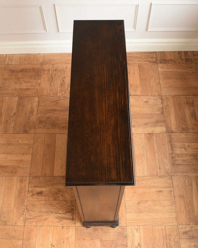 アンティークのキャビネット アンティーク家具 アンティーク英国家具、ガラス扉のかっこいい落ち着いた色のブックケース(本棚) 。天板もキレイに仕上げました。(q-1653-f)