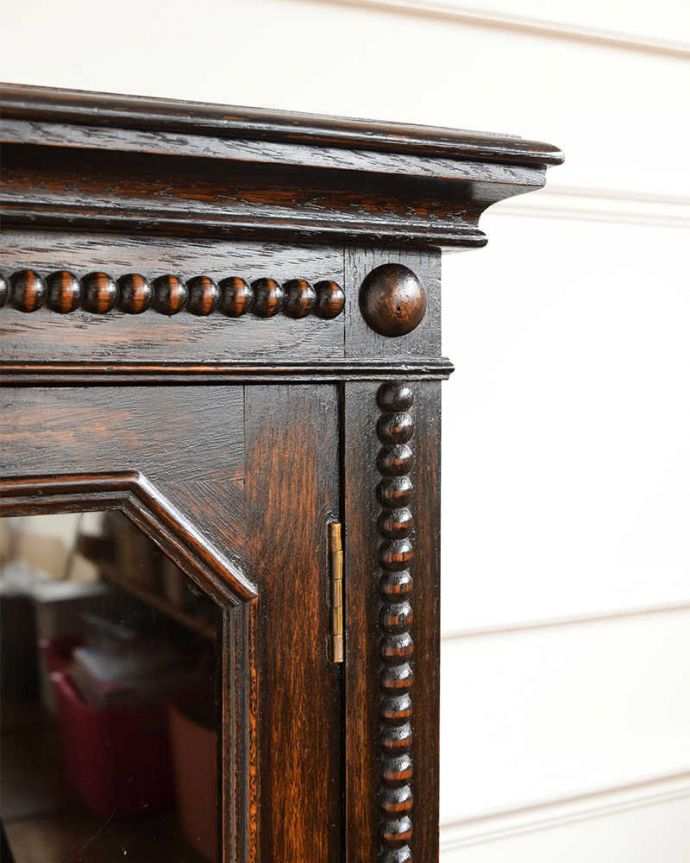 アンティークのキャビネット アンティーク家具 アンティーク英国家具、ガラス扉のかっこいい落ち着いた色のブックケース(本棚) 。ここの彫も最上級の美しさいろんな部分の美しさが重なり合って、最上級の美しさを醸し出してくれます。(q-1653-f)