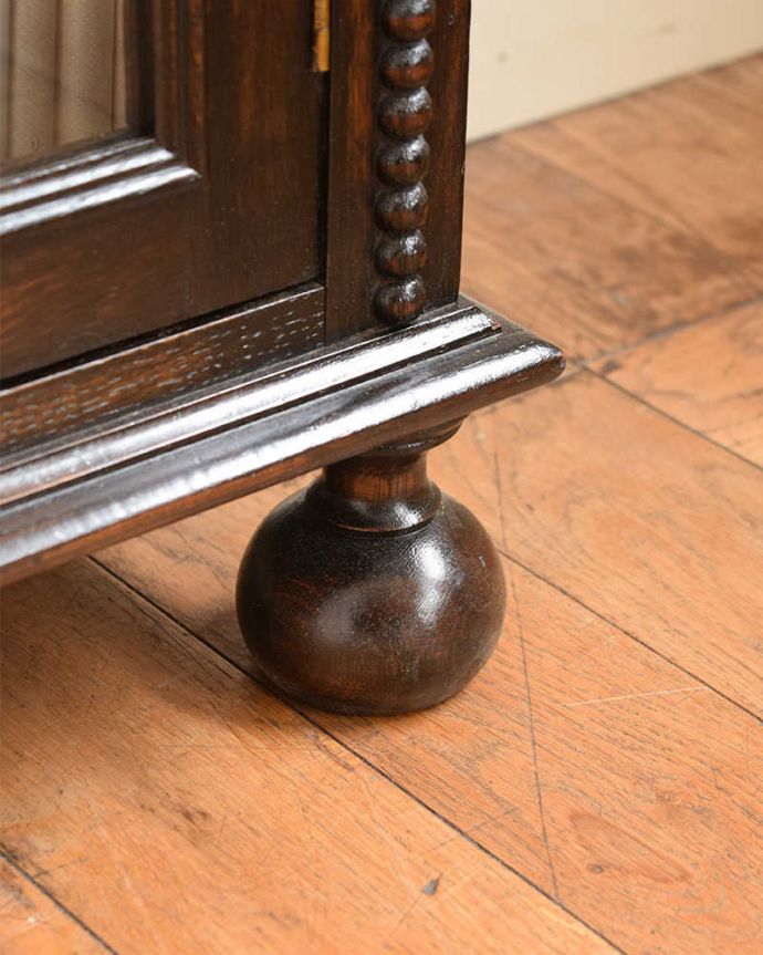 アンティークのキャビネット アンティーク家具 アンティーク英国家具、ガラス扉のかっこいい落ち着いた色のブックケース(本棚) 。女性1人でラクラク運べちゃうんですHandleのアンティークは、脚の裏にフェルトキーパーをお付けしています。(q-1653-f)