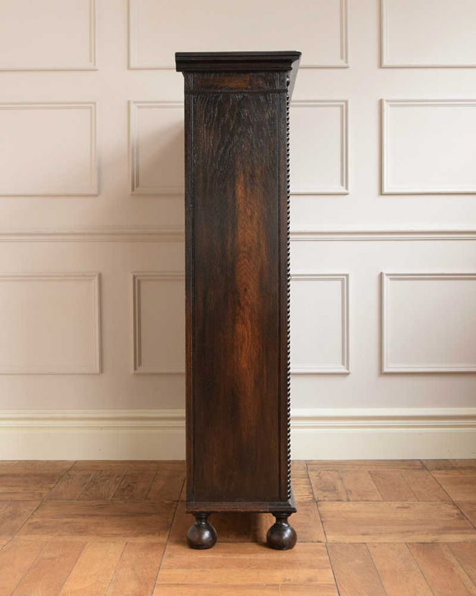 アンティークのキャビネット アンティーク家具 アンティーク英国家具、ガラス扉のかっこいい落ち着いた色のブックケース(本棚) 。横から見てもステキ横から見るとこんな感じ。(q-1653-f)