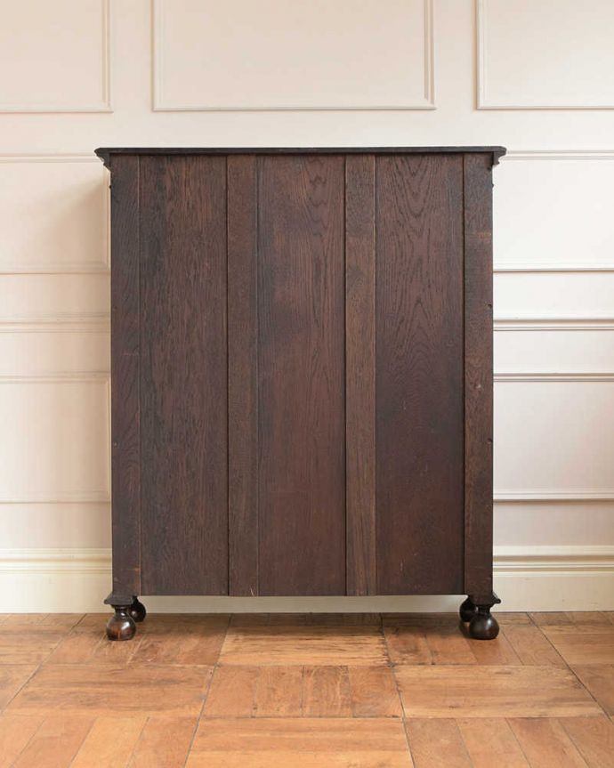 アンティークのキャビネット アンティーク家具 アンティーク英国家具、ガラス扉のかっこいい落ち着いた色のブックケース(本棚) 。後ろ姿にも気を使ってますアンティークは新品ではないので、もちろん経年変化によるキズはありますが、専門の職人がキレイにお直しをしているので、後ろ姿までキレイです。(q-1653-f)