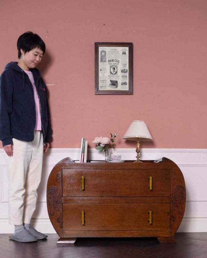 アンティークのチェスト　アンティーク家具　イギリスで見つけた曲線がキレイなアンティーク家具、アールデコの２段チェスト。大人の雰囲気漂う人気の英国チェストシンプルなデザインだからこそ木目の美しさが際立つチェスト。(q-1654-f)