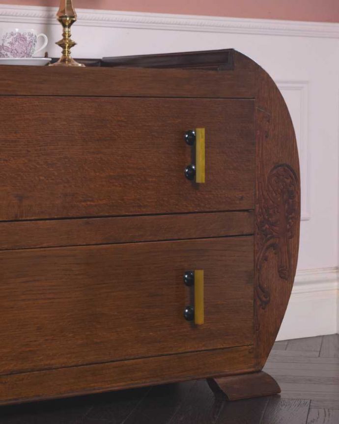 アンティークのチェスト　アンティーク家具　イギリスで見つけた曲線がキレイなアンティーク家具、アールデコの２段チェスト。アンティークだから手に入る質の良さ現代では手に入れることが出来ない質のいい素材が使われているのもアンティーク家具の特長。(q-1654-f)