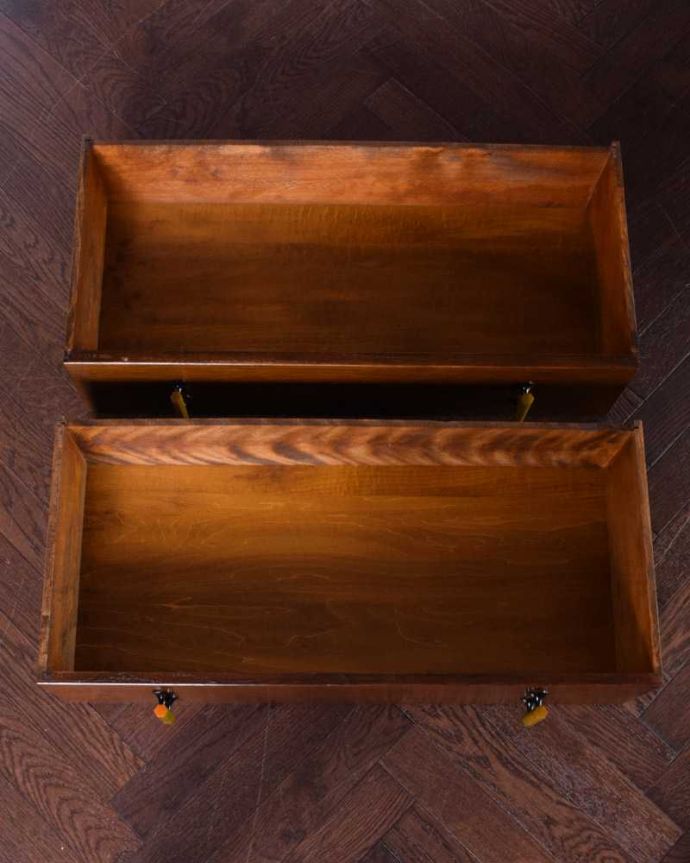 アンティークのチェスト　アンティーク家具　イギリスで見つけた曲線がキレイなアンティーク家具、アールデコの２段チェスト。引き出しの中もキレイに修復しましたお洋服を入れてもいいように、引き出しの中も専門の職人が時間をかけてしっかり修復しました。(q-1654-f)