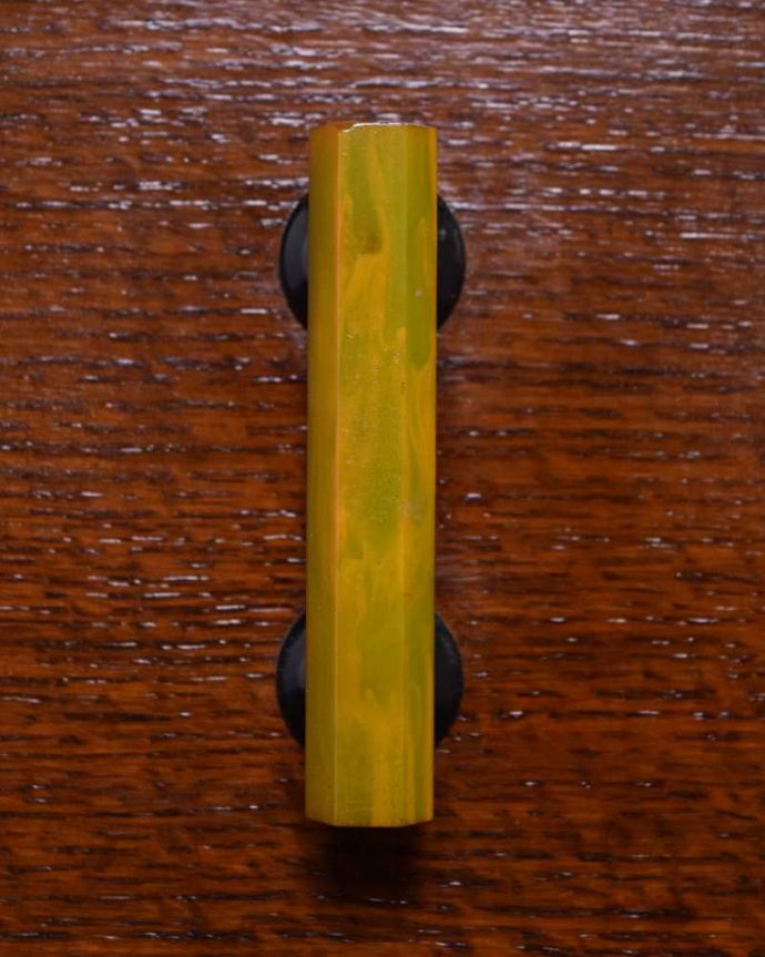 アンティークのチェスト　アンティーク家具　イギリスで見つけた曲線がキレイなアンティーク家具、アールデコの２段チェスト。アンティークらしい取っ手アンティーク家具は取っ手のデザインまで、なんだか高級感があるんですよね。(q-1654-f)