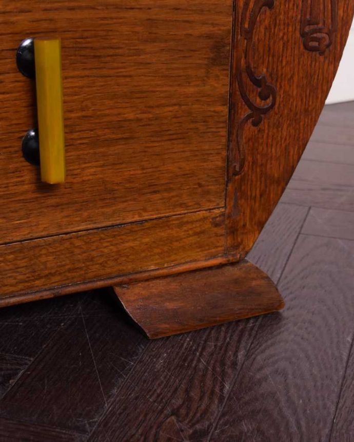 アンティークのチェスト　アンティーク家具　イギリスで見つけた曲線がキレイなアンティーク家具、アールデコの２段チェスト。女性1人でラクラク運べちゃう仕掛けHandleのアンティークは、脚の裏にフェルトキーパーをお付けしています。(q-1654-f)