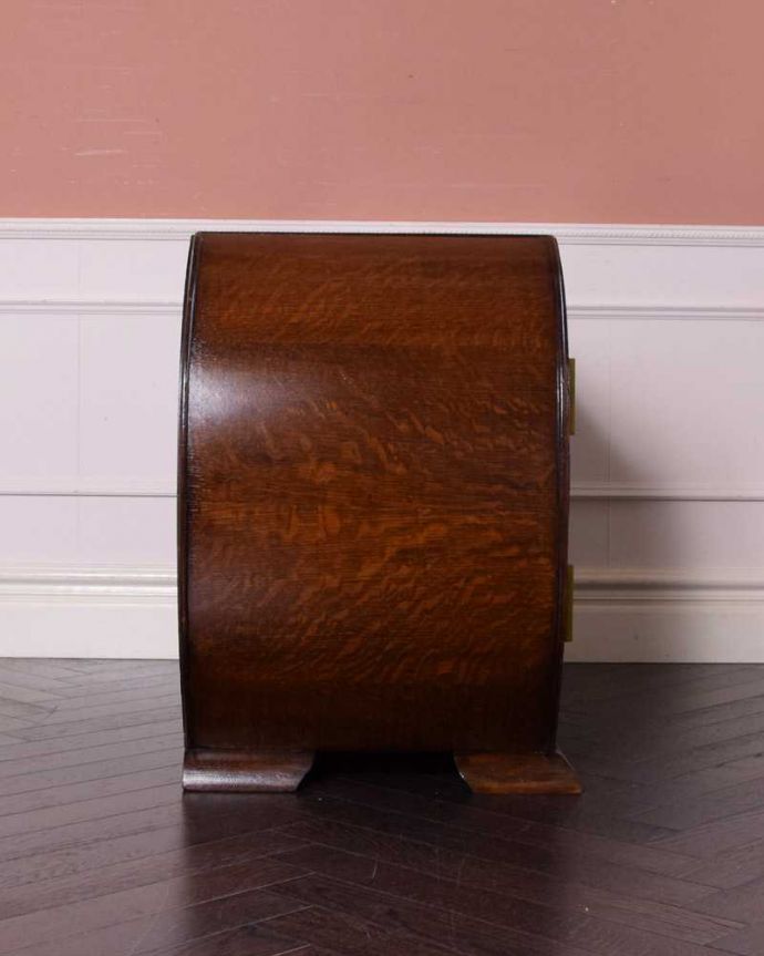 アンティークのチェスト　アンティーク家具　イギリスで見つけた曲線がキレイなアンティーク家具、アールデコの２段チェスト。横顔もキレイですどこから見られても絵になるスタイル。(q-1654-f)