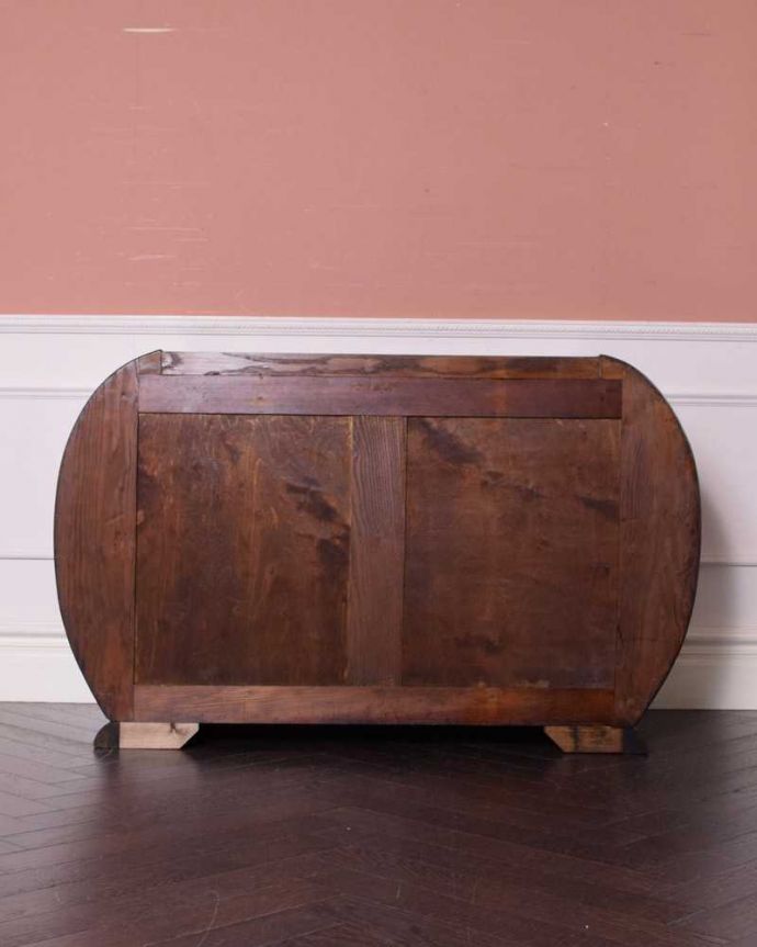 アンティークのチェスト　アンティーク家具　イギリスで見つけた曲線がキレイなアンティーク家具、アールデコの２段チェスト。後ろ姿も見て下さいアンティークは新品ではないので、もちろん経年変化によるキズはありますが、専門の職人が修復しました。(q-1654-f)