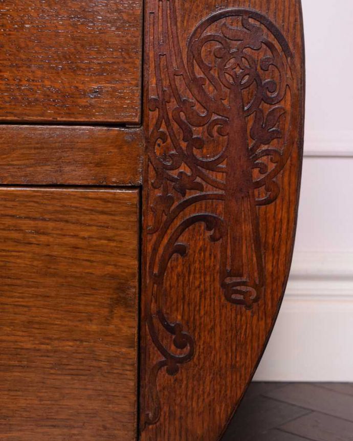 アンティークのチェスト　アンティーク家具　イギリスで見つけた曲線がキレイなアンティーク家具、アールデコの２段チェスト。英国らしい装飾英国家具らしいかっこいい装飾があります。(q-1654-f)