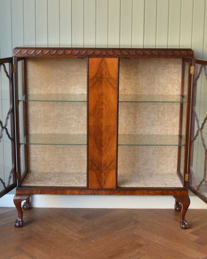 アンティークのキャビネット　アンティーク家具　イギリスのアンティーク家具、装飾が美しいガラスキャビネット（ショーケース） 。扉を開けて中を見てみましょう職人がキレイに修復して、背板も新しい生地に張替えました。(q-1655-f)