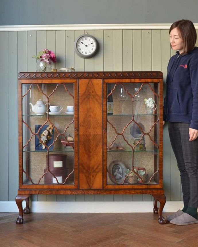 アンティークのキャビネット　アンティーク家具　イギリスのアンティーク家具、装飾が美しいガラスキャビネット（ショーケース） 。おススメNo.1のアンティーク家具もともとチャイナキャビネットとして陶器を見せながら収納するために造られたガラスの扉のキャビネット。(q-1655-f)