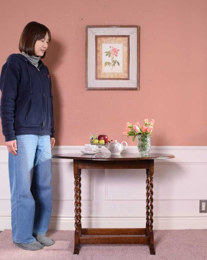 アンティークのテーブル　アンティーク家具　サイズを自由に変えて使える便利なアンティーク家具、ツイスト脚のドロップリーフテーブル（伸張式テーブル）。サイズが変えられる小さなテーブルお友達とお茶したり、趣味の時間を過ごしたり、…大きさを変えていろんな使い方が楽しめます。(q-1656-f)