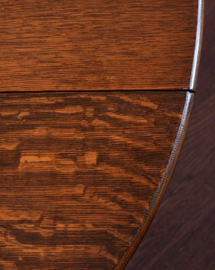アンティークのテーブル　アンティーク家具　サイズを自由に変えて使える便利なアンティーク家具、ツイスト脚のドロップリーフテーブル（伸張式テーブル）。天板を近づいてみると…アンティークだから手に入れることが出来る天板に使われている銘木の美しさにうっとりです。(q-1656-f)