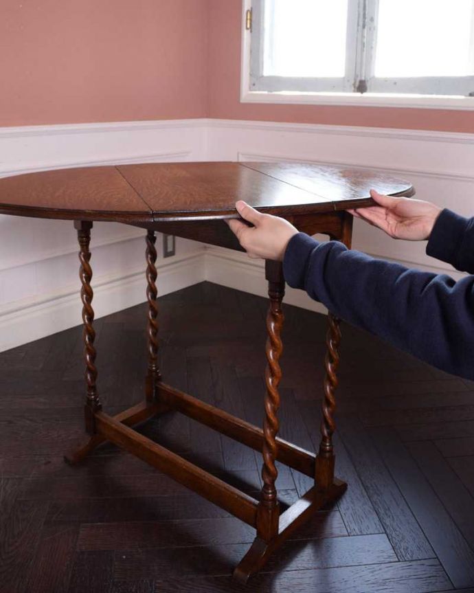 アンティークのテーブル　アンティーク家具　サイズを自由に変えて使える便利なアンティーク家具、ツイスト脚のドロップリーフテーブル（伸張式テーブル）。あっという間にサイズが変えれます。(q-1656-f)