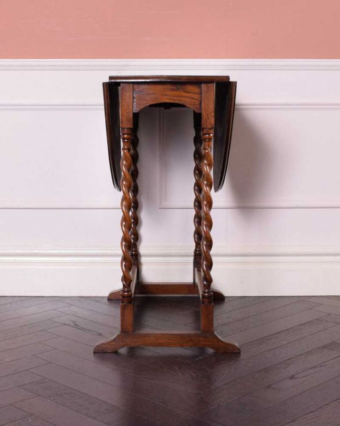 アンティークのテーブル　アンティーク家具　サイズを自由に変えて使える便利なアンティーク家具、ツイスト脚のドロップリーフテーブル（伸張式テーブル）。横から見てもステキ閉じるとこんなにコンパクトになるので、壁に付けて片付けることも可能です。(q-1656-f)