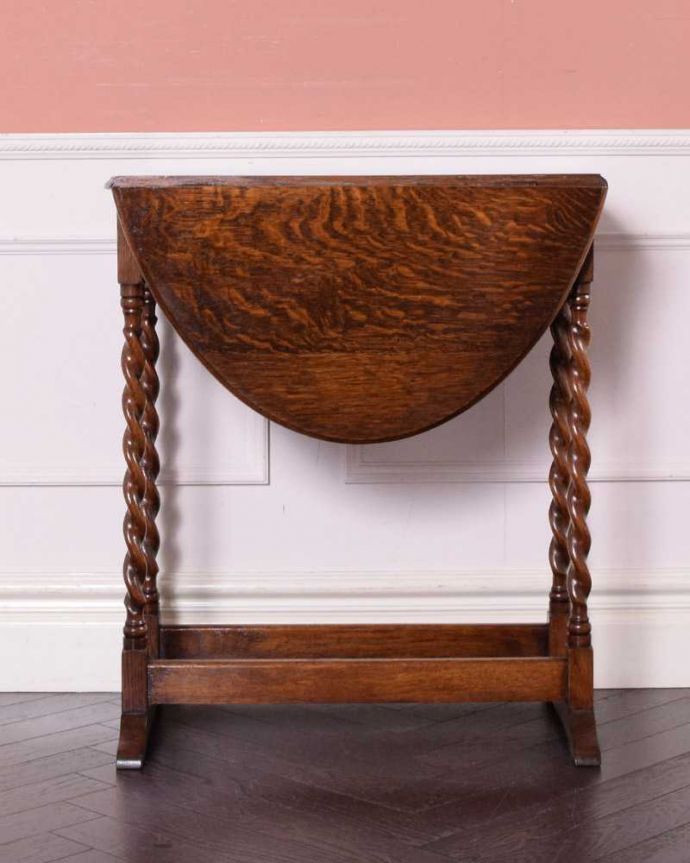 アンティークのテーブル　アンティーク家具　サイズを自由に変えて使える便利なアンティーク家具、ツイスト脚のドロップリーフテーブル（伸張式テーブル）。こちら側も、もちろんキレイです。(q-1656-f)