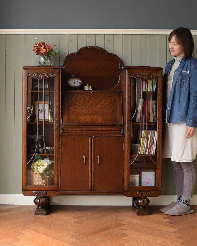 ビューロー　アンティーク家具　本棚とビューローがセットになったサイドバイサイド、英国のアンティーク家具。1つで3役こなしちゃう便利な家具パッと見た目はガラスキャビネットなのに、デスク機能も備えたサイドバイサイド。(q-1657-f)
