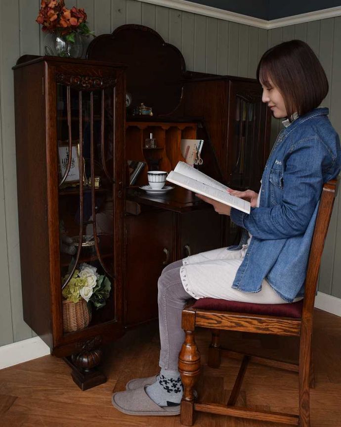 ビューロー　アンティーク家具　本棚とビューローがセットになったサイドバイサイド、英国のアンティーク家具。あっという間に自分だけのデスクスペース扉を前に倒すと小さなビューローが。(q-1657-f)