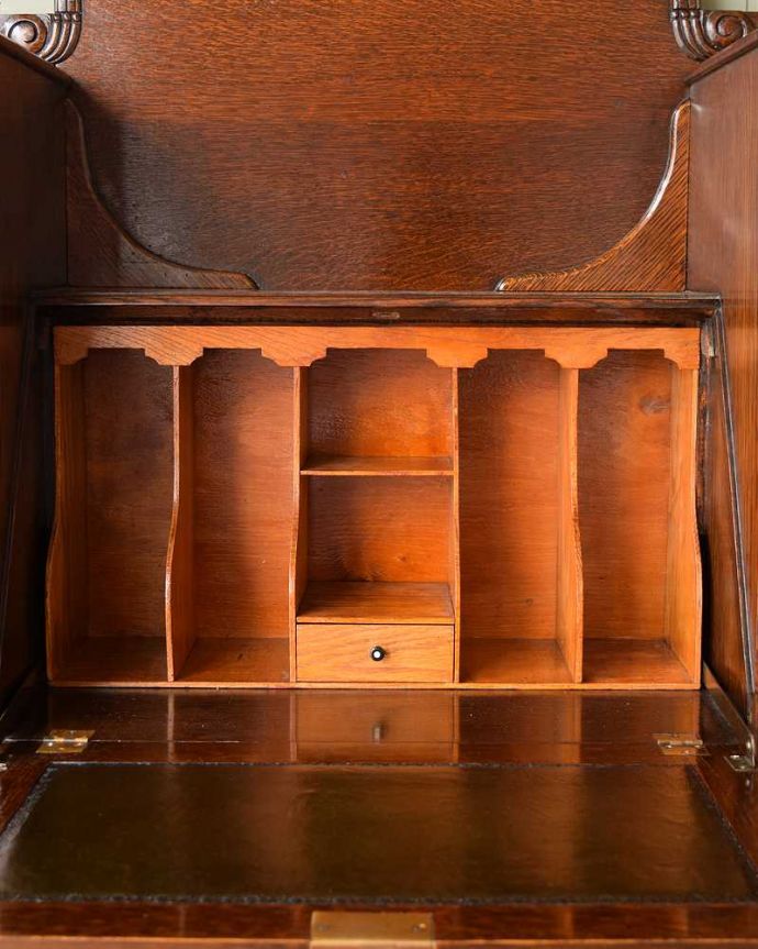 ビューロー　アンティーク家具　本棚とビューローがセットになったサイドバイサイド、英国のアンティーク家具。デスク部分にはお片付け上手のヒミツ細々としたものがキレイに収納できるように細かく仕切られているので、いろんなものをスッキリ片付けられます。(q-1657-f)