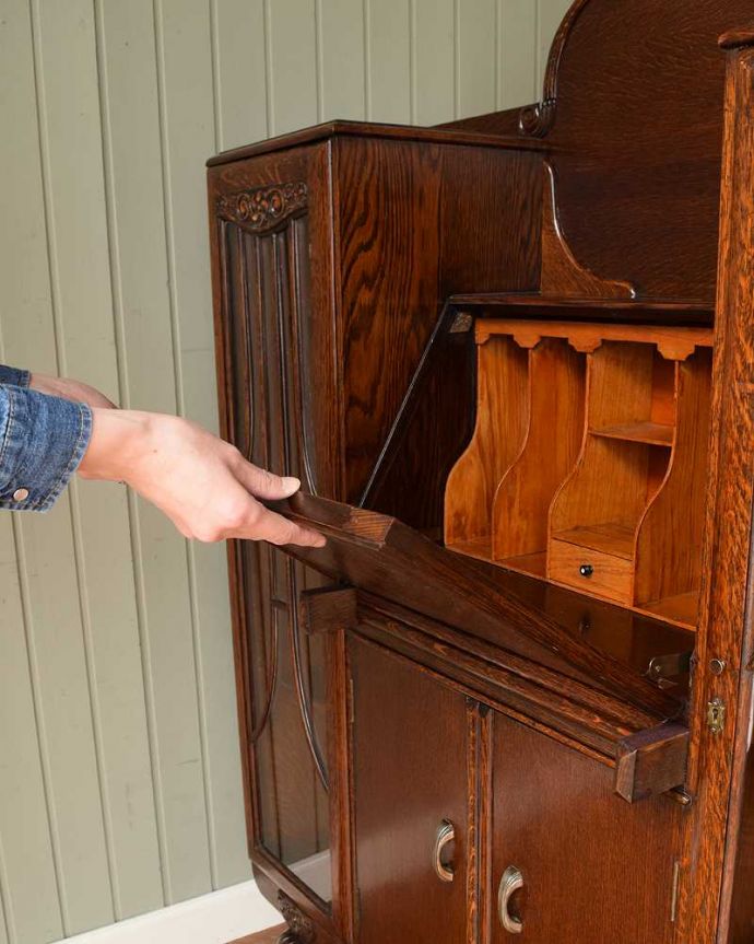 ビューロー　アンティーク家具　本棚とビューローがセットになったサイドバイサイド、英国のアンティーク家具。あっという間にデスクに変身フラップ扉を前に倒すだけで、あっという間にデスクが登場！どんな場所でも使えるデスクです。(q-1657-f)