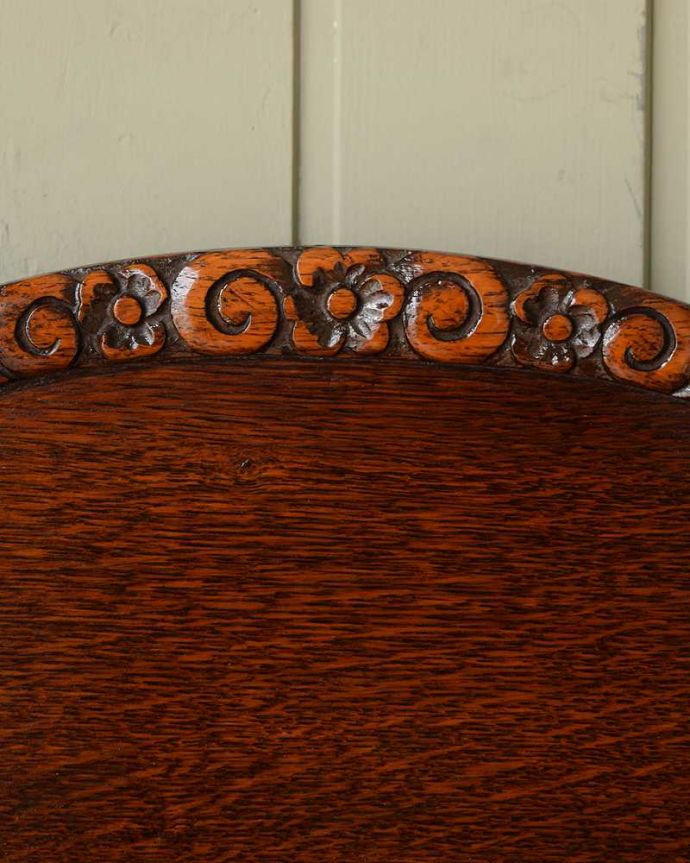 ビューロー　アンティーク家具　本棚とビューローがセットになったサイドバイサイド、英国のアンティーク家具。惚れ惚れしちゃう美しさこんなに堅い無垢材に一体どうやって彫ったんだろう？と不思議になるくらい細かい彫にうっとりです。(q-1657-f)