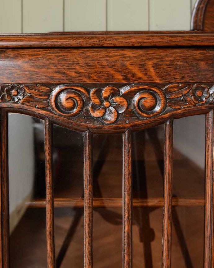 ビューロー　アンティーク家具　本棚とビューローがセットになったサイドバイサイド、英国のアンティーク家具。いろんな場所にこだわり彫のデザインもいろいろです。(q-1657-f)