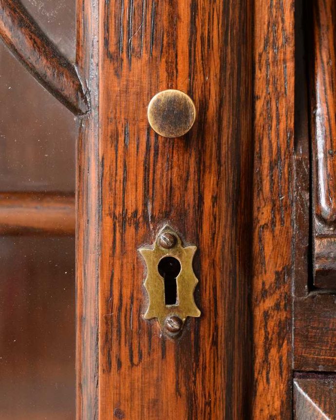 ビューロー　アンティーク家具　本棚とビューローがセットになったサイドバイサイド、英国のアンティーク家具。ガラス扉にも鍵穴が付いていますビューローの鍵と共通で使用できます。(q-1657-f)