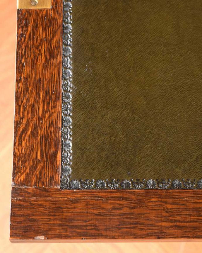 ビューロー　アンティーク家具　本棚とビューローがセットになったサイドバイサイド、英国のアンティーク家具。やっぱり気になるデスク部分デスク部分の天板を近づいて見てみるとこんな感じです。(q-1657-f)