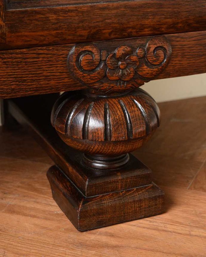 ビューロー　アンティーク家具　本棚とビューローがセットになったサイドバイサイド、英国のアンティーク家具。女性でも運べちゃう理由は･･･Handleのアンティークは、女性1人でも移動が出来るように、脚の裏にフェルトキーパーをお付けしています。(q-1657-f)