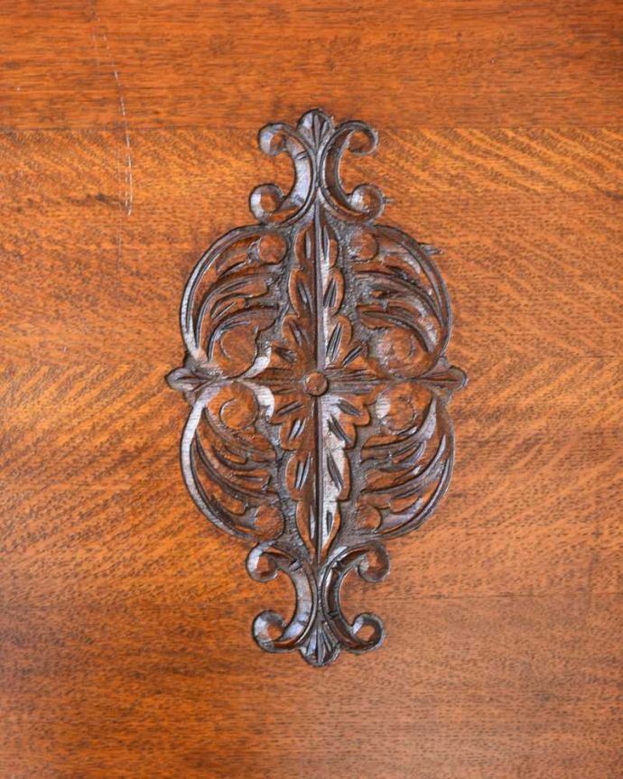 ブランケットボックス・収納ボックス　アンティーク家具　3通りに使えるアンティークらしい英国家具、モンクスベンチ（ベンチテーブル）。繊細で美しい彫刻まだ機械がそんなに発達していない時代に、どうやって彫ったんでしょう･･･見事です。(q-1658-f)