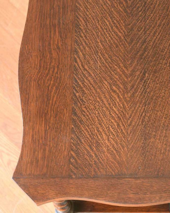 ブランケットボックス・収納ボックス　アンティーク家具　3通りに使えるアンティークらしい英国家具、モンクスベンチ（ベンチテーブル）。近くで見ると･･･テーブル代わりにも使えるモンクスベンチ。(q-1658-f)