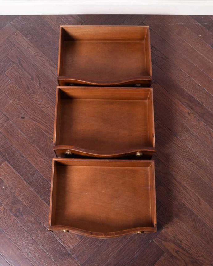 アンティークのチェスト　アンティーク家具　アンティーク英国輸入家具、木目の美しさに魅了される3段チェスト。引き出しの中もキレイに修復しましたお洋服を入れてもいいように、引き出しの中も専門の職人が時間をかけてしっかり修復しました。(q-1659-f)